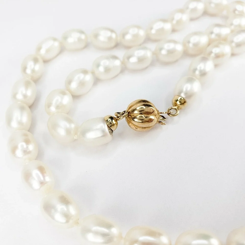Single Strand Pearl Necklace with 18KT Yellow Gold Clasp Very Pretty 17.5 Inches